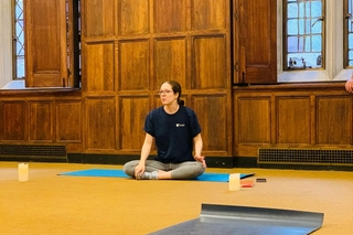 A postdoc ready for yoga with Heidi, Yale's Therapy dog